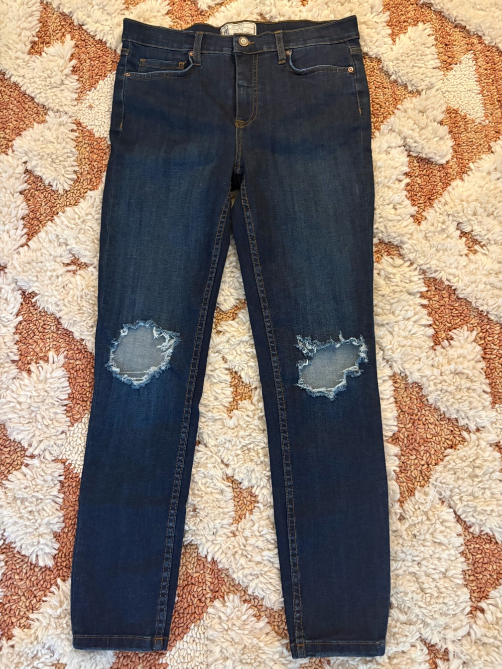 Free People size 29 Women's Dark Blue Distressed Knee Skinny Jeans